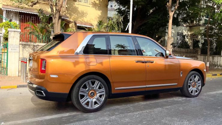 business-mukesh-ambani-bought-a-new-rolls-royce-cullinan-which-paints-cost-of-1-crore-rupees1