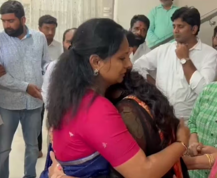 Video: చూస్తే కన్నీళ్లు ఆగవు.. సాయిచంద్‌ భార్యను హత్తుకొని ఏడ్చేసిన కవిత