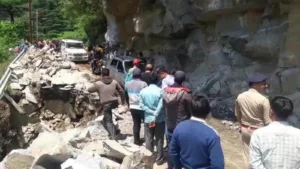 Yamunotri pilgrims stuck between cliffs in Uttarakhand!
