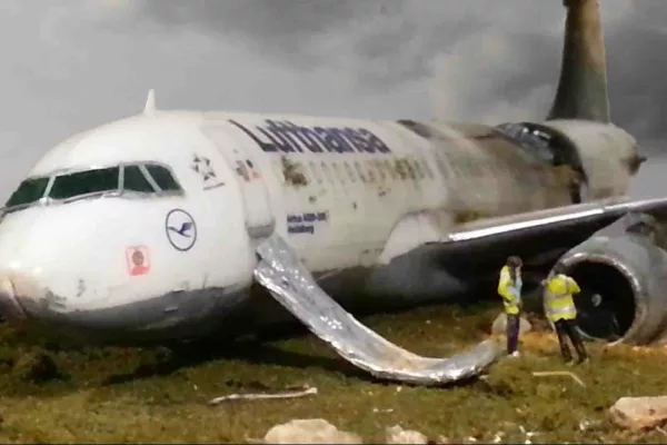 international-plane-veers-off-runway-smashes-in-to-pieces-on-fence-all-on-board-survive-video-goes-viral
