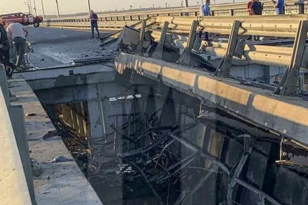 news-international-two-killed-in-blasts-on-crimean-bridge-viral-video