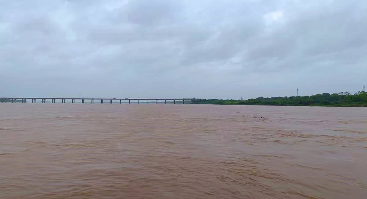 telugu-news-telangana-godavari-river-flood-water-level-rises-again-bhadrachalam-district-alert-officers1