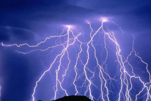 Big tragedy in Telangana.. 8 people were struck by lightning