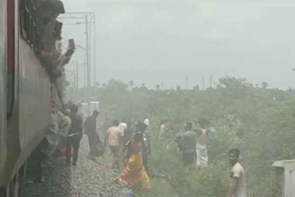 BREAKING: నెక్కొండ దగ్గర హైదరాబాద్- హౌరా ఎక్స్‌ప్రెస్ రైల్లో పొగలు